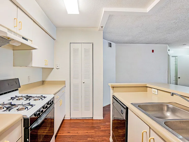 Raven Crossings Apartments — Photo 6