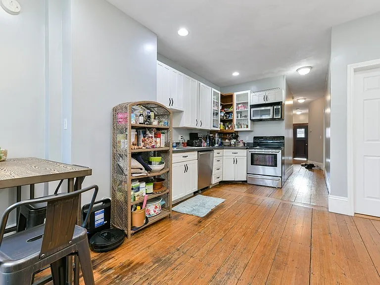 748 E 3rd St #1 — Photo 5