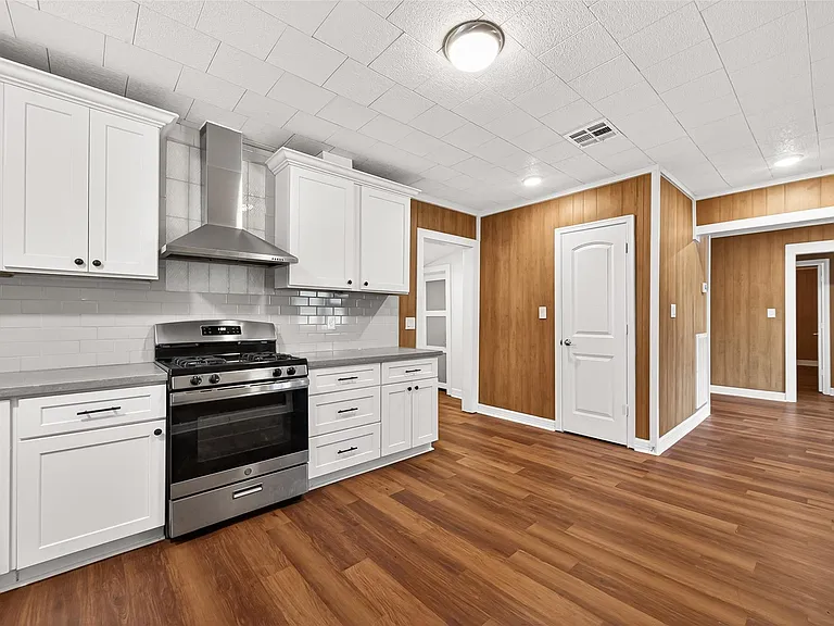 8111 Main St — Photo 17