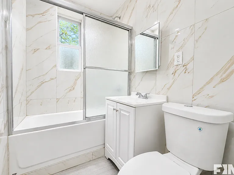 112 E 53rd St #1 — Photo 3