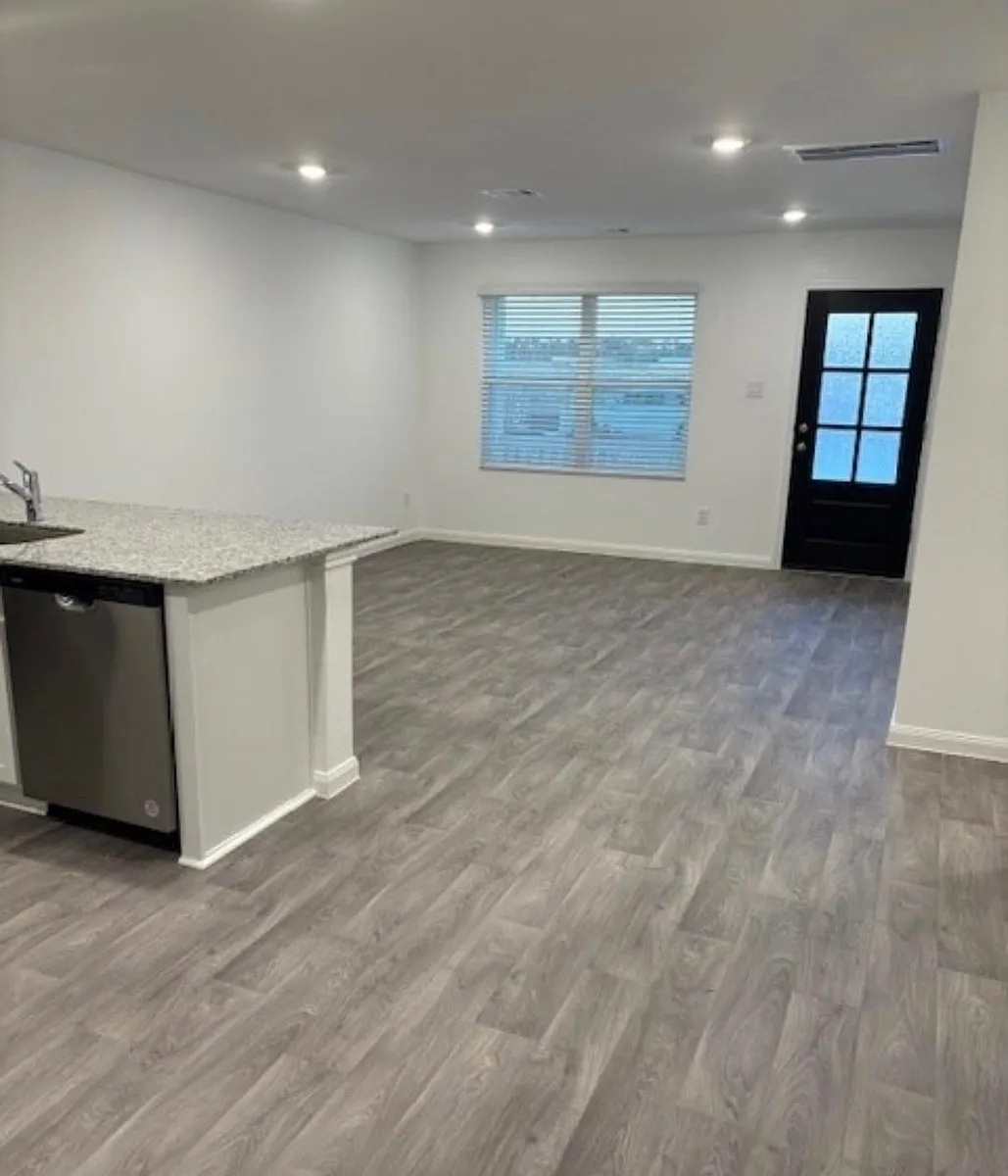 Building Photo - 14634 New Village Dr