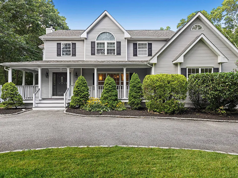 26 Squires Ave