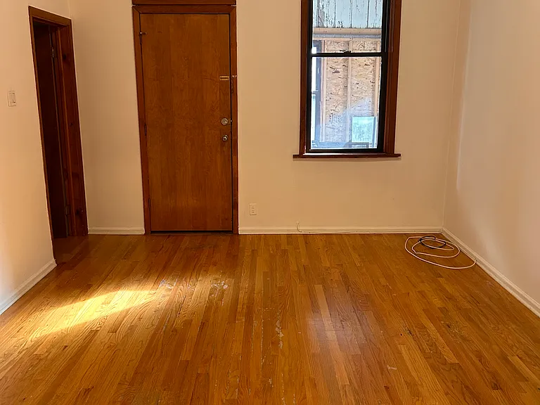 1951 W Division St #2R — Photo 8