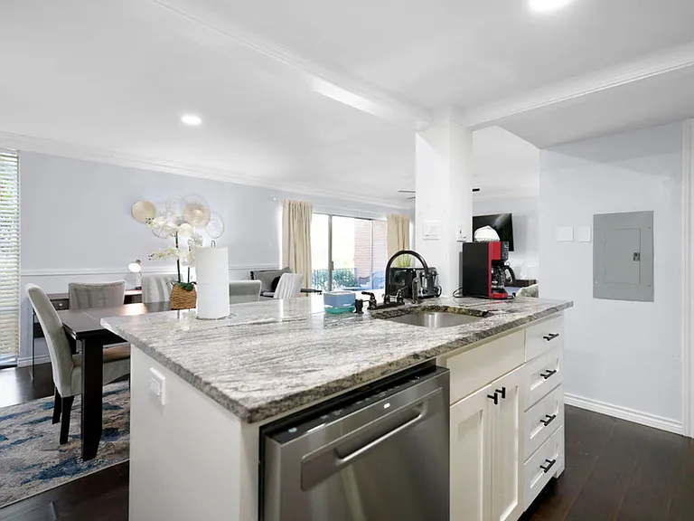 E Avenue J — Photo 7