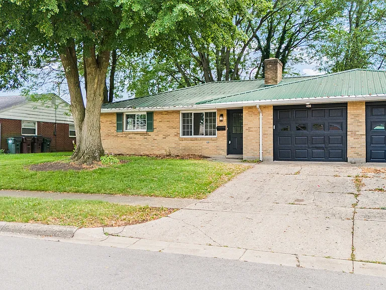 406 Heather St — Photo 2