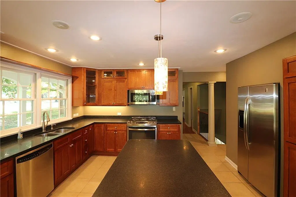 5 bed, 4.0 bath, 5025 sqft, $3,480 — Photo 4