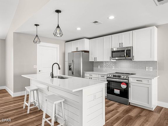 3rd image of 139 Crane St
