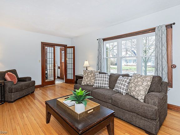 3rd image of 923 Cambridge Rd