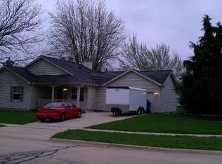 633 Medford Dr, South Elgin, IL 60177