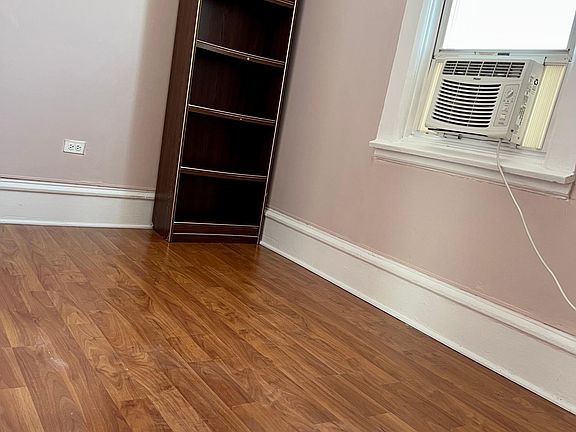 4th image of 833 W 35th Pl Floor 3