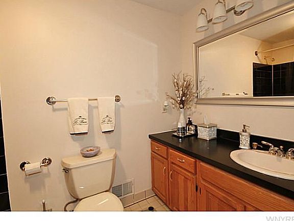 3rd image of 32 Tudor Ct