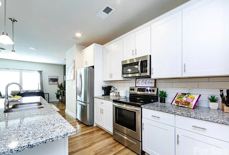 4 bed, 3.5 bath, 2037 sqft, $2,500 — Photo 2