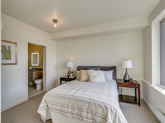 4th image of 201 Madrona Way NE