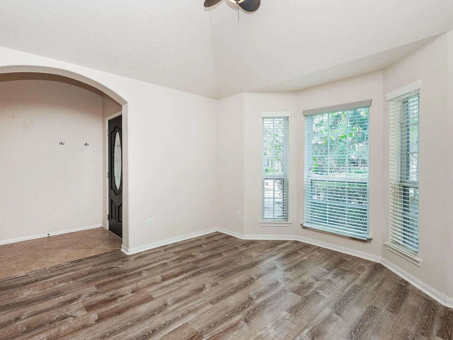 3 bed, 2.0 bath, 1720 sqft, $2,195 — Photo 2