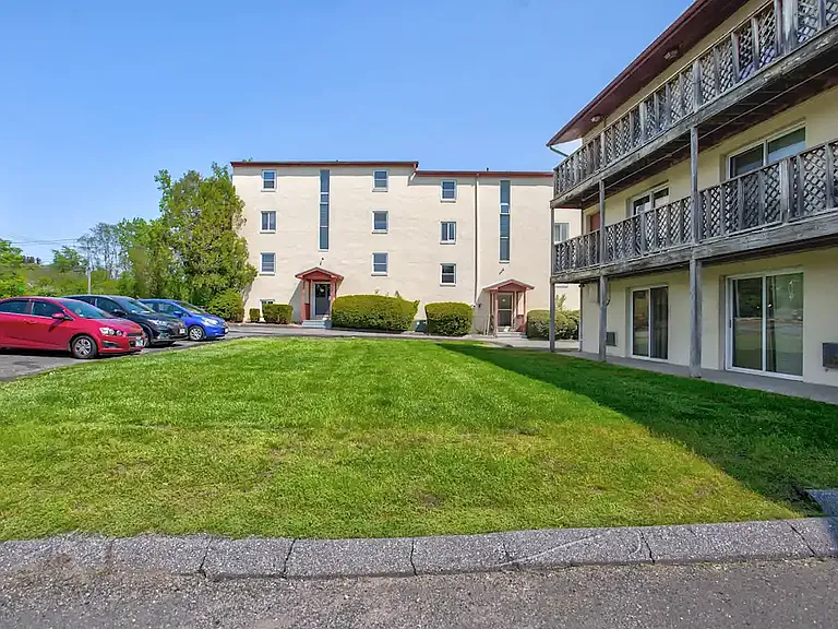 Hillcrest Apartments — Photo 5