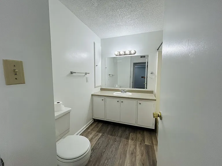 100 Walnut Tree Dr #B — Photo 11