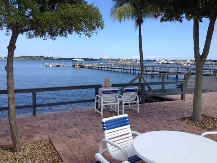 Beautiful Riverfront Comm
