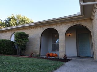106 Wingren Ln, Arlington, TX 76014