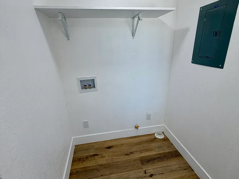 218 E 11th St — Photo 11
