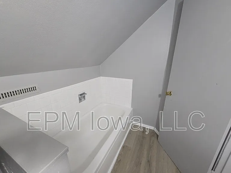 301 Rath St — Photo 15