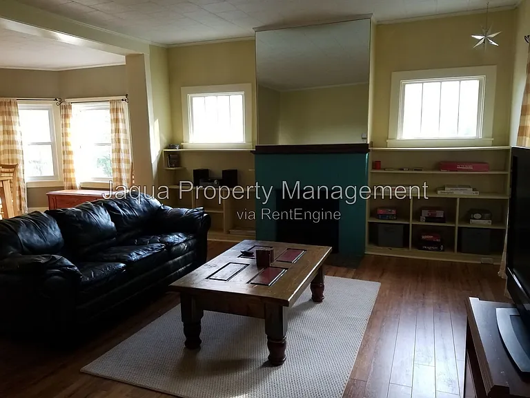 423 Erie St — Photo 3