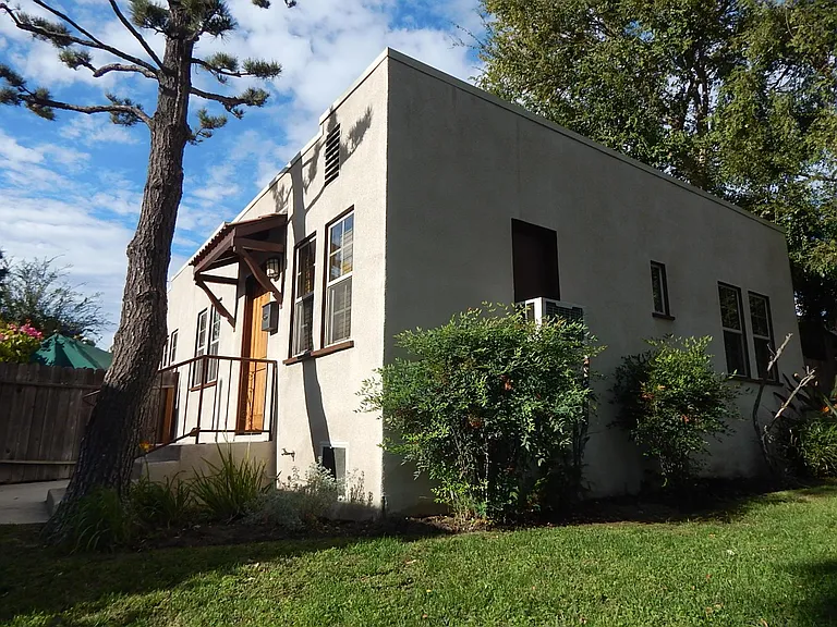 809 E Tujunga Ave — Photo 4
