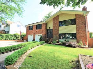 451 Foster Rd, Staten Island, NY 10309