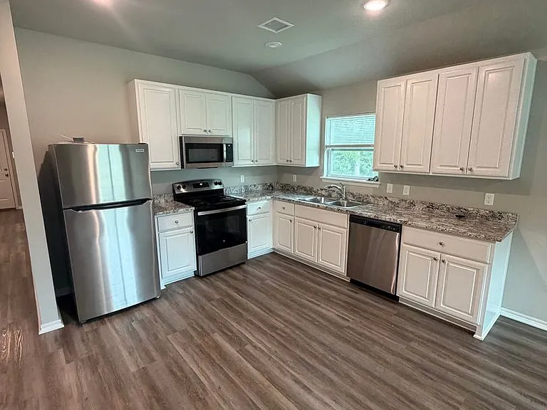 208 S Edith St #B — Photo 4