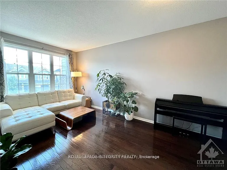 140 Battersea Cres — Photo 13