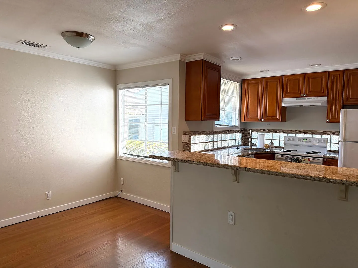 Charming 2BR/1BA East Sacramento Duplex with Private Garage — Photo 1