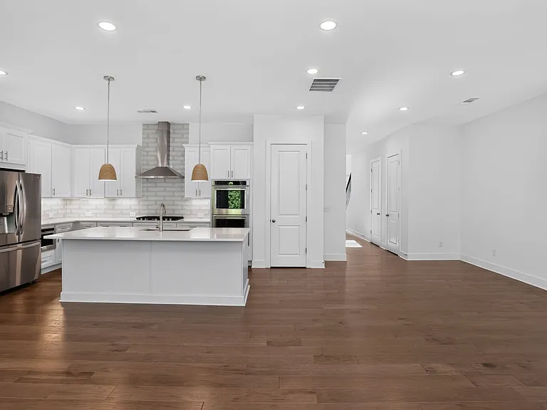 1241 Westshore Dr — Photo 12