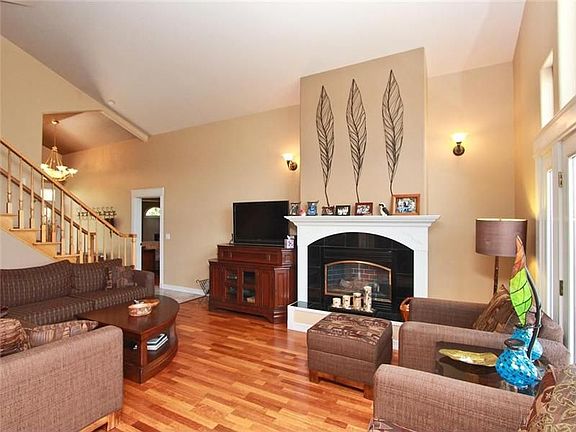 3rd image of 135 Marina Point Dr