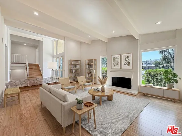 4117 Ellenita Ave, Tarzana, CA 91356