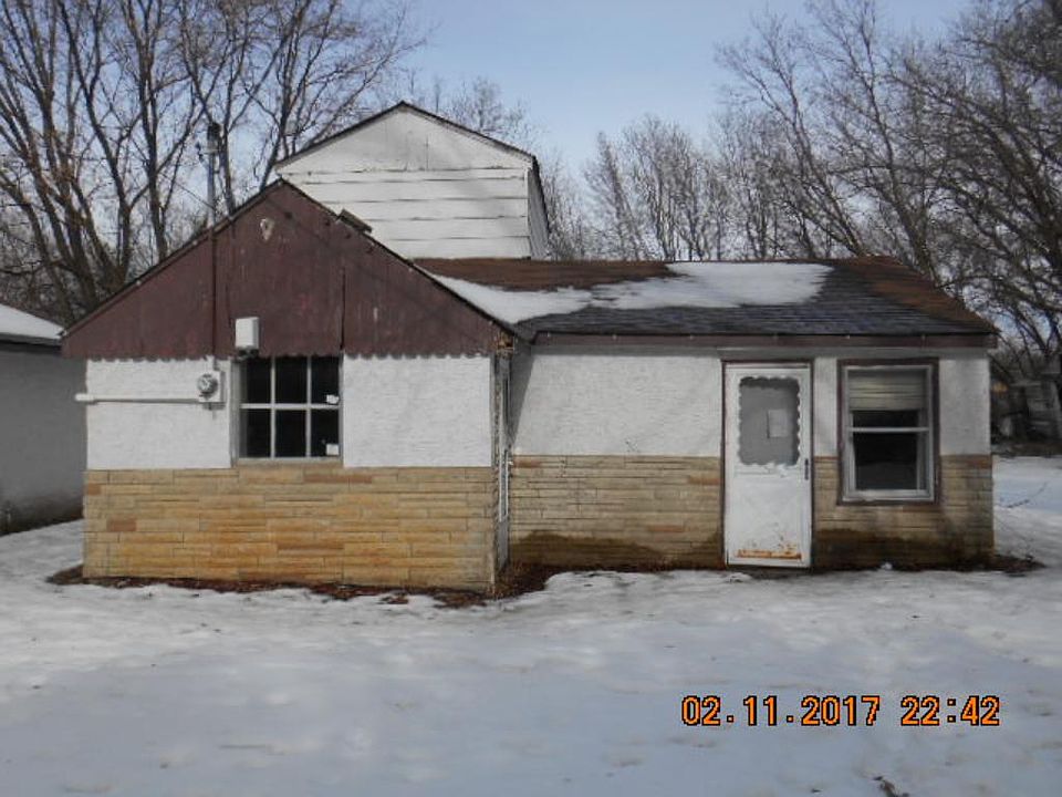 1st image of 555 Bear Ave N