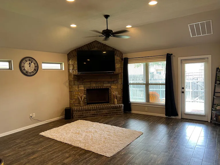 1410 Lauren Ln — Photo 7