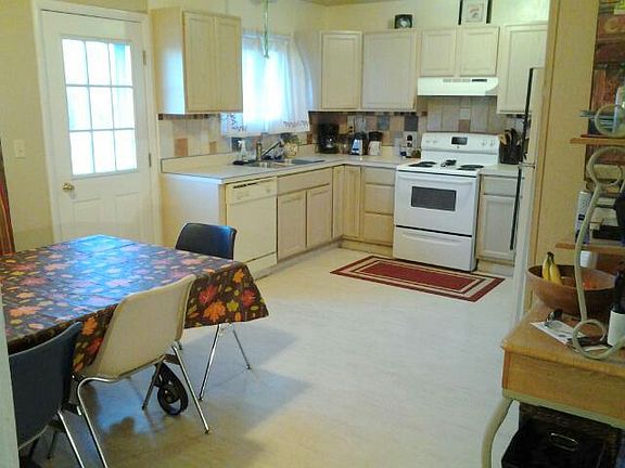 2nd image of 301 Kinnikinnick Dr