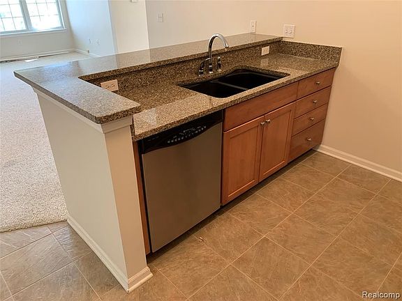3rd image of 930 W Summerfield Glen Cir