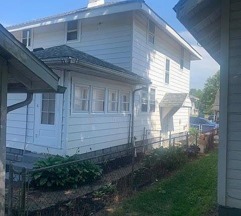 4th image of 801 E Washington St