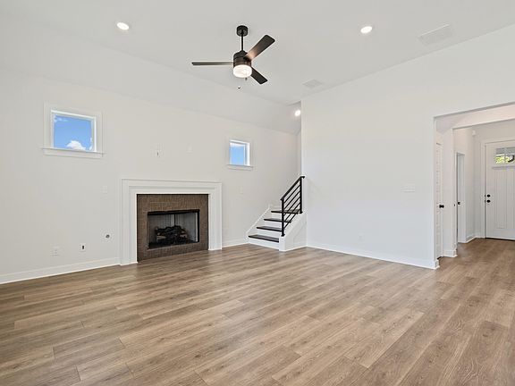 4th image of 1127 Green Meadows Blvd