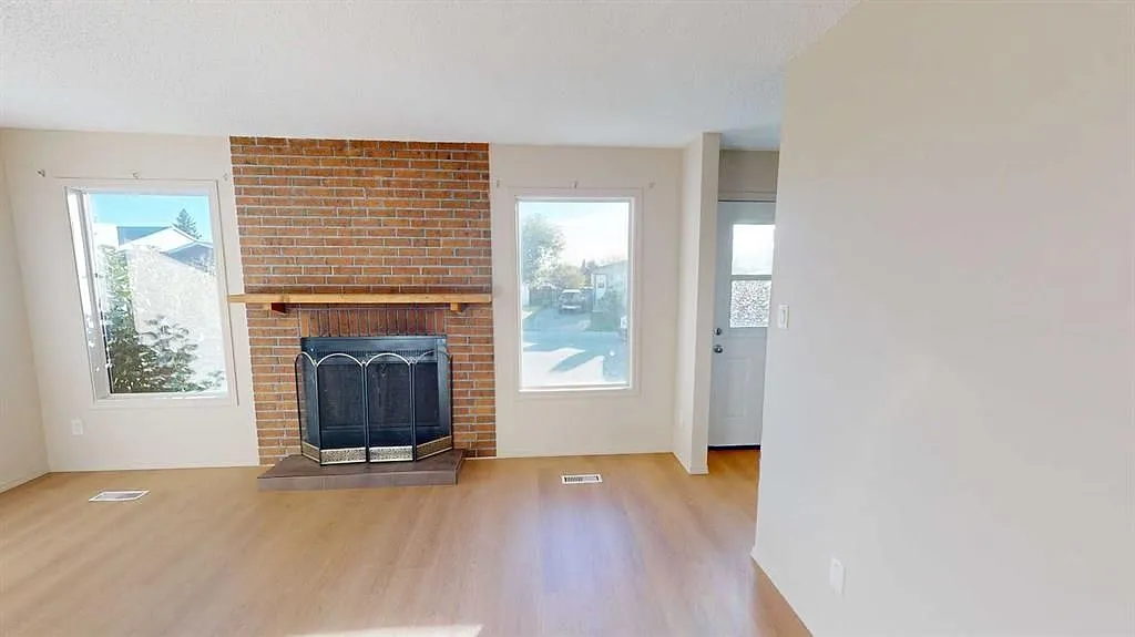 4 bed, 2.0 bath, 994 sqft, $1,900 — Photo 3