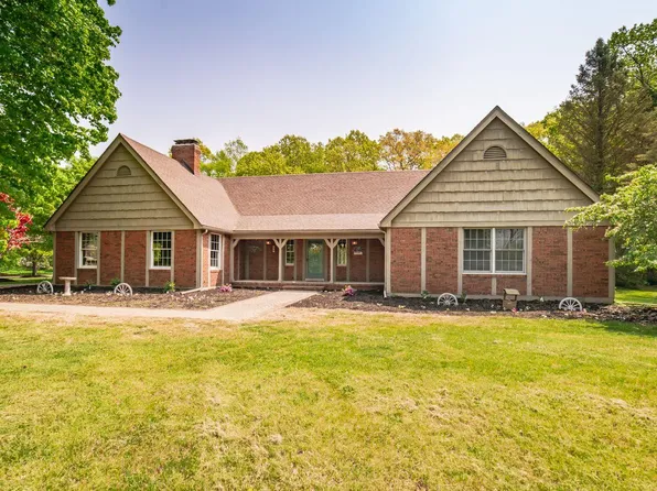 3301 Morrow Ln, Milford, MI 48381