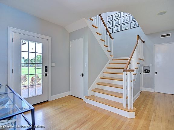 4th image of 2581 Lakeview Dr