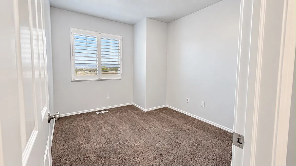 5 bed, 3.0 bath, 2018 sqft, $3,200 — Photo 4