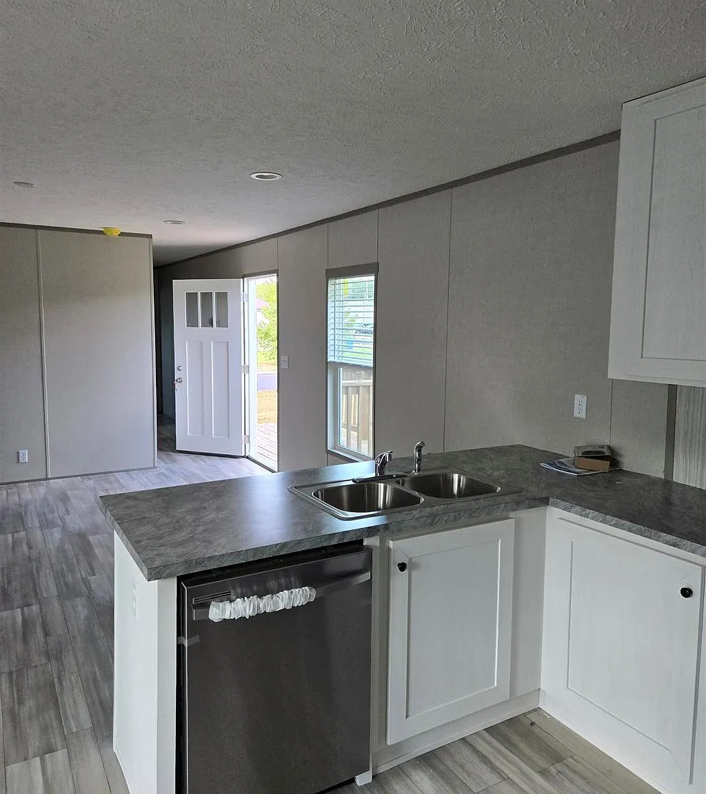 3 bed, $999 — Photo 2