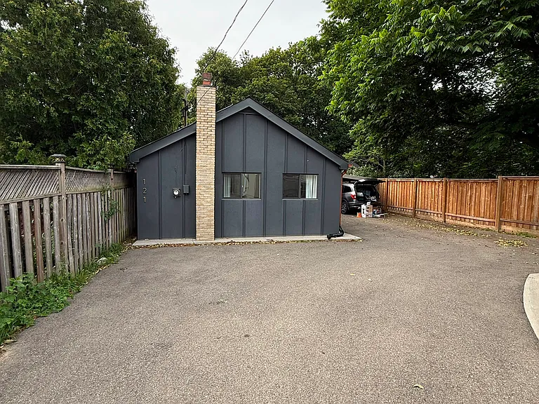 121 Paisley Blvd E — Photo 16