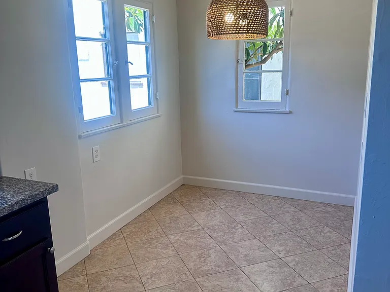 Multipurpose space (dining, office, etc).