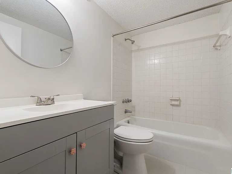 2409 Arlington Cres #D — Photo 24