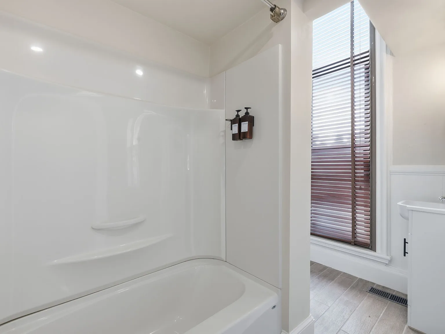 3 bed, 2.5 bath, 1932 sqft, $4,500 — Photo 2