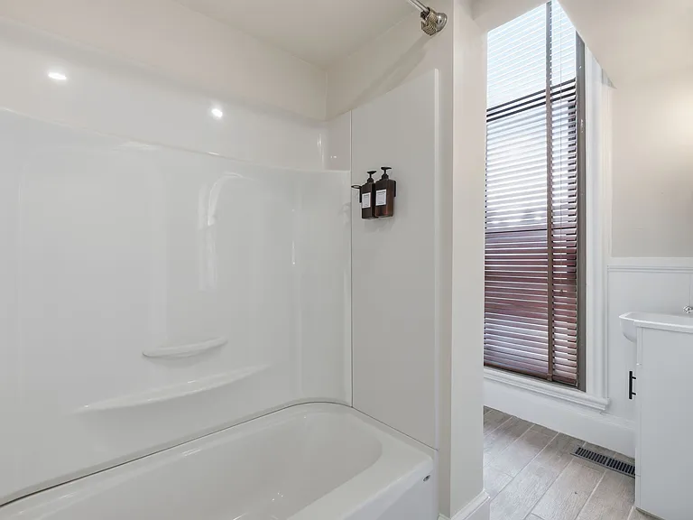 1110 Washington St — Photo 2