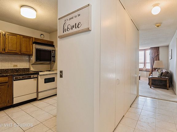 3rd image of 899 S Plymouth Ct APT 905
